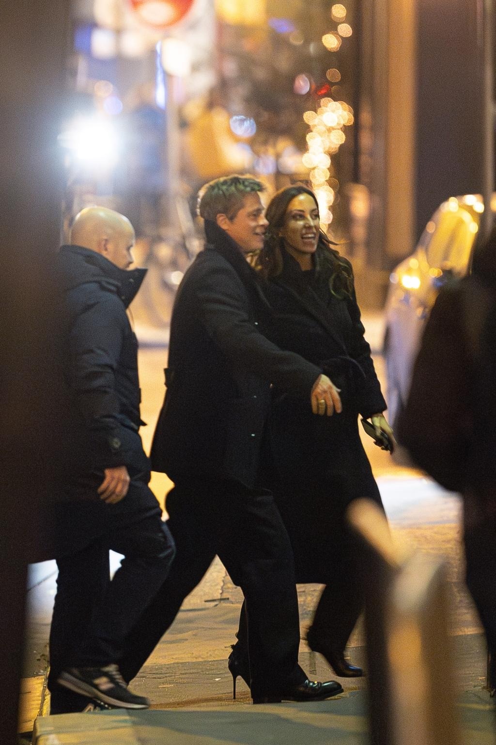 View - Giữa lúc Angelina Jolie nói bị "hút máu", bạn gái Brad Pitt thăng hoa | Báo Dân trí