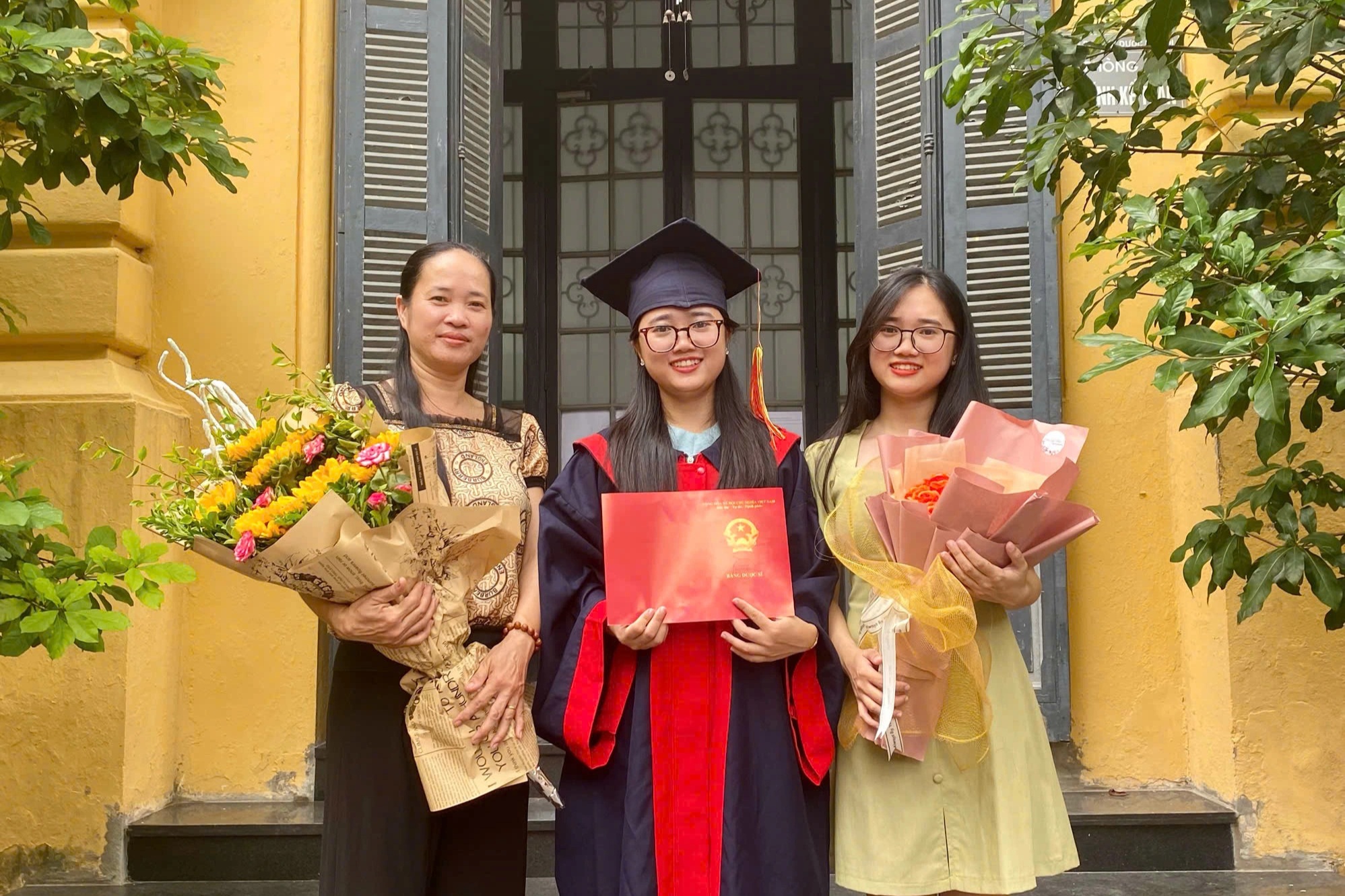 Hà Nội:  Bố thợ xây, mẹ cấy thuê, con học trường Y, người du học Pháp - 6
