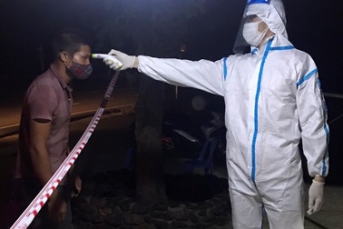 Sinh viên trường Y trắng đêm 'canh' Covid-19 ở cửa ngõ Đà Nẵng