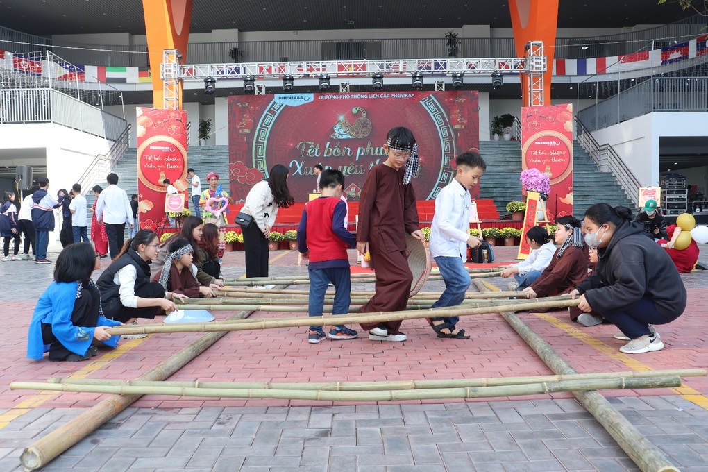 Học sinh tái hiện không gian mùa xuân khắp 5 châu - 5 Học sinh tái hiện không gian mùa xuân khắp 5 châu - 5