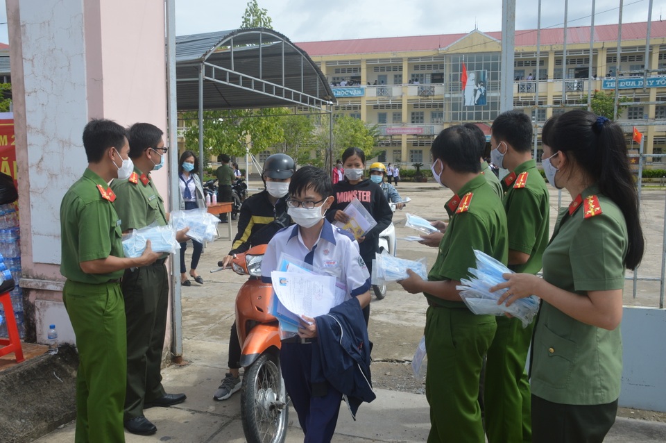 “Tiếp lửa” sĩ tử thi tốt nghiệp những suất cơm, nước uống, chỗ ở miễn phí - 2 “Tiếp lửa” sĩ tử thi tốt nghiệp những suất cơm, nước uống, chỗ ở miễn phí - 2