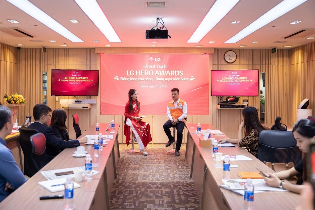 Phạm Quốc Việt nhận giải thưởng 100 triệu đồng từ LG Hero Award - 1 Phạm Quốc Việt nhận giải thưởng 100 triệu đồng từ LG Hero Award - 1