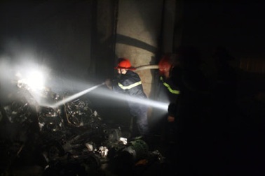 Hỏa hoạn bùng phát, hàng nghìn m2 nhà kho và hàng hóa bị thiêu rụi  