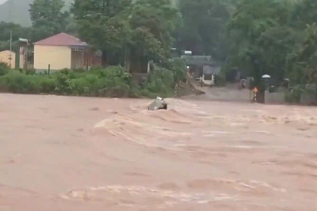 Sạt lở làm sập nhà dân, kéo ô tô xuống dòng nước lũ - 2 Sạt lở làm sập nhà dân, kéo ô tô xuống dòng nước lũ - 2