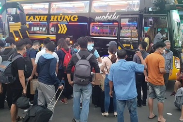 Dòng người ùn ùn về quê nghỉ lễ, bến xe chật như nêm