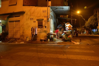 Ngồi ăn bánh tráng ven đường, thanh niên bị người lạ đâm thủng thận