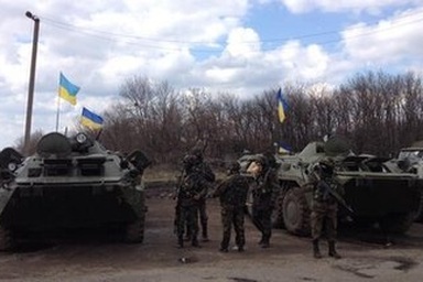 Ô tô Lada “truy đuổi xe tăng” ở đông Ukraine