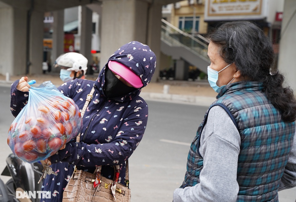 Người dân thủ đô giải cứu rau củ cho nông dân Hà Nội: Dân nào cũng thương - 7 Người dân thủ đô giải cứu rau củ cho nông dân Hà Nội: Dân nào cũng thương - 7