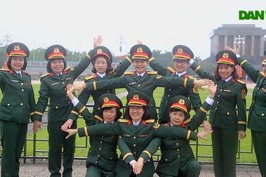 Hàng nghìn người đổ về Quảng trường Ba Đình dự lễ thượng cờ dịp 30/4