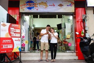 Người Sài Gòn “đổ xô” mua xổ số tự chọn cầu may đầu năm