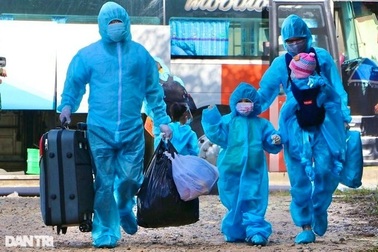 Người dân Quảng Ngãi về quê đón Tết không phải test Covid-19