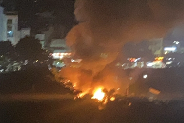 Cháy 4 nhà dân tại cổng khu công nghiệp Vĩnh Tuy ở Hà Nội