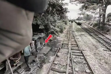 Người đàn ông bất cẩn, suýt gặp nạn trước mũi tàu