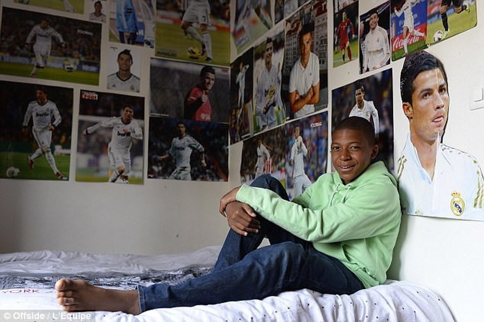 Mbappe cười mãn nguyện khi được đổi áo với thần tượng C.Ronaldo - 2 Mbappe cười mãn nguyện khi được đổi áo với thần tượng C.Ronaldo - 2