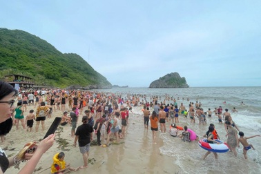 Du lịch "đông chưa từng có", khách ngán ngẩm cảnh đi biển ngắm... người