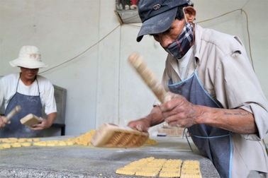 Cả làng "đua nhau gõ lốc cốc" để làm ra loại bánh khi xuân về