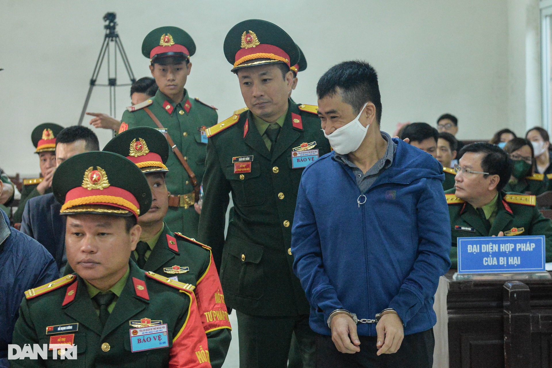 Phan Quốc Việt và 4 cựu sĩ quan ra tòa trong vụ án Việt Á - 3 Phan Quốc Việt và 4 cựu sĩ quan ra tòa trong vụ án Việt Á - 3