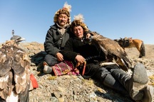 Cuộc sống du mục của những người thợ "săn đại bàng"