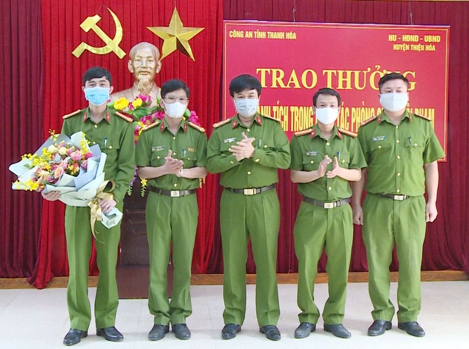 Thưởng nóng chuyên án phá đường dây đánh bạc liên tỉnh “khủng” - 3 Thưởng nóng chuyên án phá đường dây đánh bạc liên tỉnh “khủng” - 3