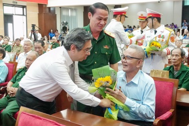 TPHCM họp mặt người có công và truy tặng danh hiệu Bà mẹ Việt Nam anh hùng