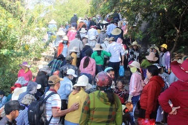 Dòng người “rồng rắn” chiêm ngưỡng tượng Phật ngồi cao nhất Đông Nam Á