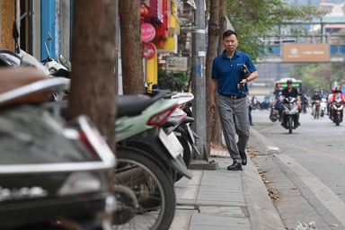 Hà Nội kẻ vạch vỉa hè, người đi bộ "đâm đầu" vào gốc cây, cột điện