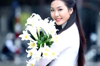 Á hậu Thùy Trang đẹp tinh khôi