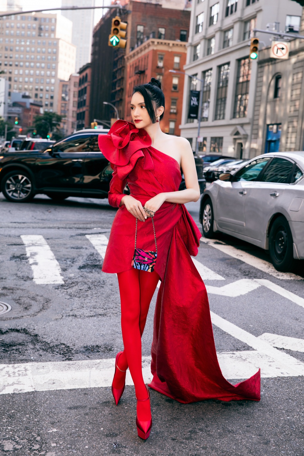 Ngọc Quyên hở bạo, Lan Ngọc diện đồ đỏ rực khoe sắc ở New York - 5 Ngọc Quyên hở bạo, Lan Ngọc diện đồ đỏ rực khoe sắc ở New York - 5