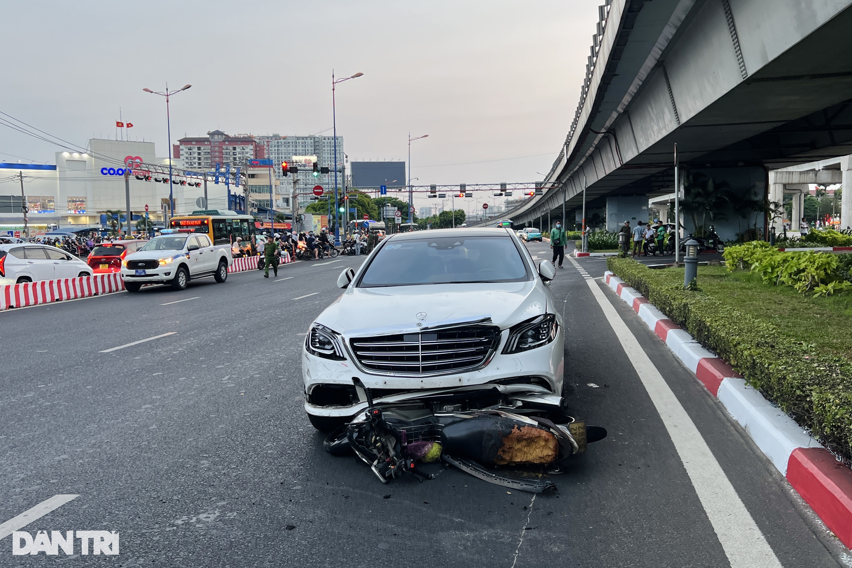 Vụ ô tô Mercedes tông 10 xe máy ở TPHCM: Một nạn nhân đã tử vong - 1