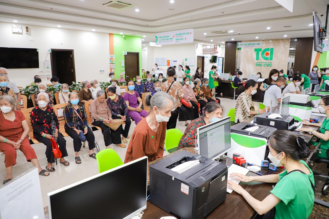70% người trên 70 tuổi bị đục thủy tinh thể và các bệnh lý về mắt - 2 70% người trên 70 tuổi bị đục thủy tinh thể và các bệnh lý về mắt - 2