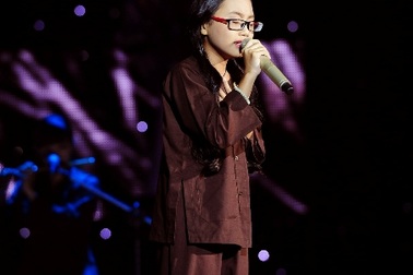 Phương Mỹ Chi nức nở với Liên khúc Nhớ mẹ lý mồ côi