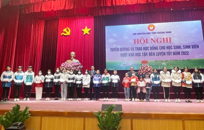 Lãnh đạo Ban Dân vận Tỉnh ủy và Hội Khuyến học tỉnh Quảng Ninh trao học bổng cho học sinh, sinh viên vượt khó học tập, rèn luyện tốt năm 2022.