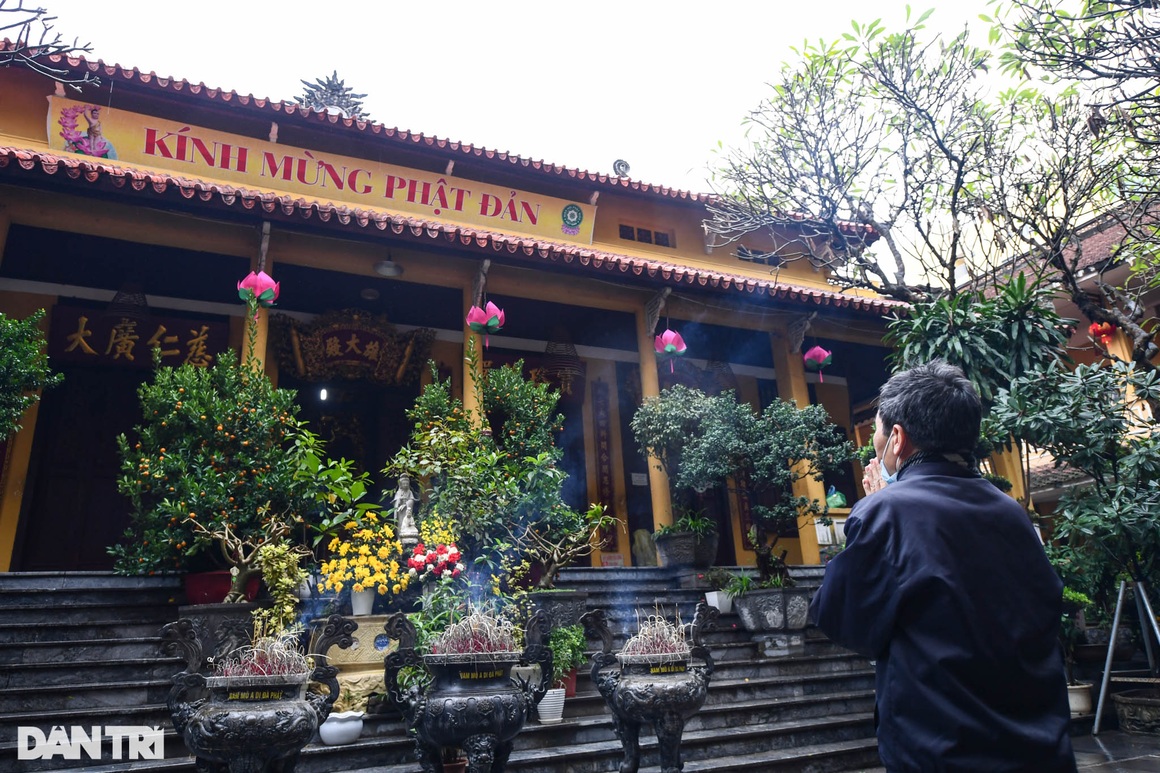 Người dân Thủ đô đội mưa đi lễ chùa trong ngày rằm cuối cùng năm Tân Sửu - 3 Người dân Thủ đô đội mưa đi lễ chùa trong ngày rằm cuối cùng năm Tân Sửu - 3