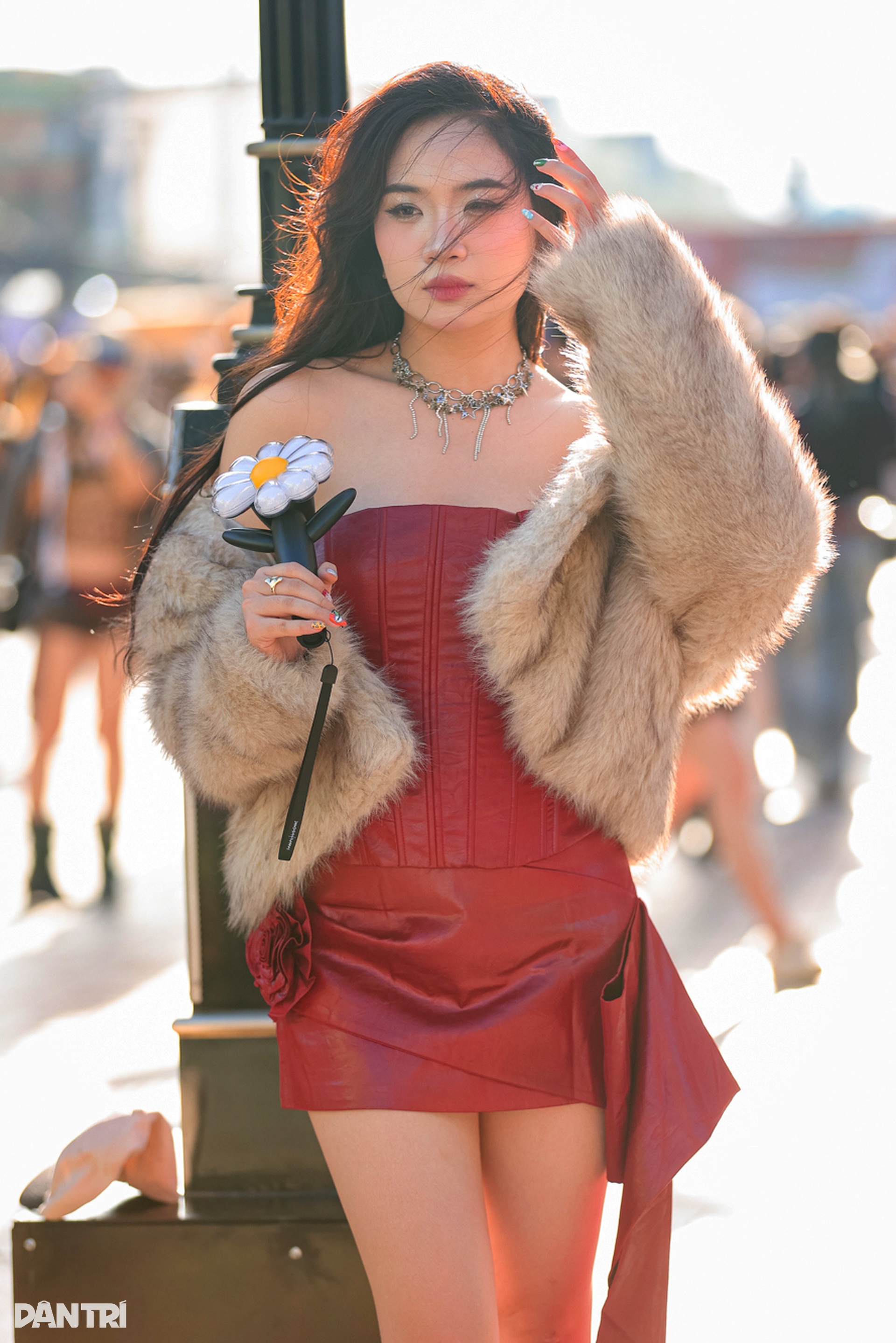 Mặc váy da màu đỏ quyến rũ như fan nữ của G-Dragon đầu mùa Thu - Đông - 2