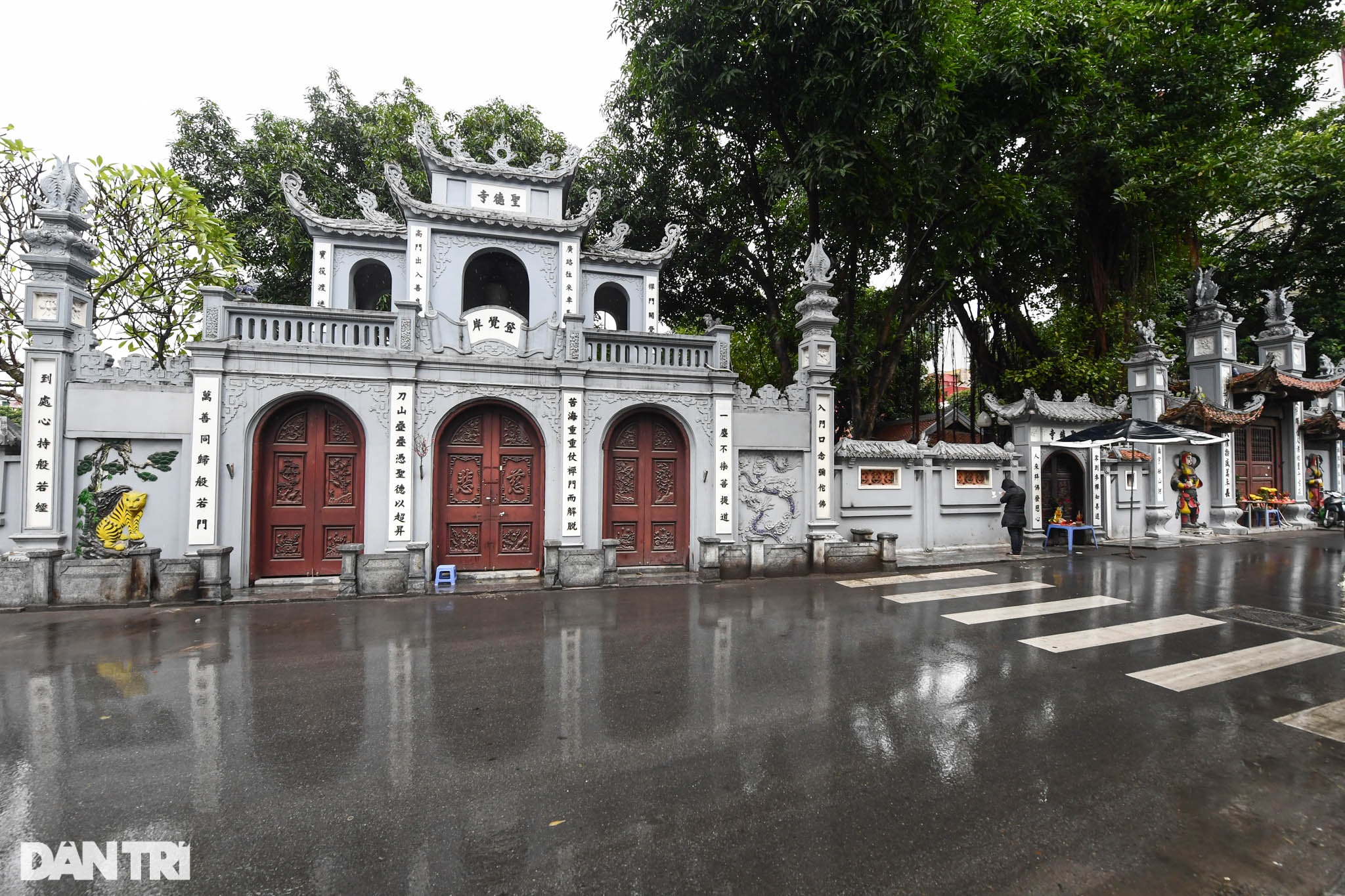 Người dân Thủ đô đội mưa đi lễ chùa trong ngày rằm cuối cùng năm Tân Sửu - 6 Người dân Thủ đô đội mưa đi lễ chùa trong ngày rằm cuối cùng năm Tân Sửu - 6