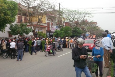 Người dân vây ôtô của người hành hung học sinh vi phạm giao thông