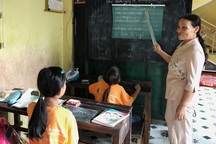 Cô Diệp gần 30 năm, mở lớp dạy học miễn phí cho trẻ em nghèo