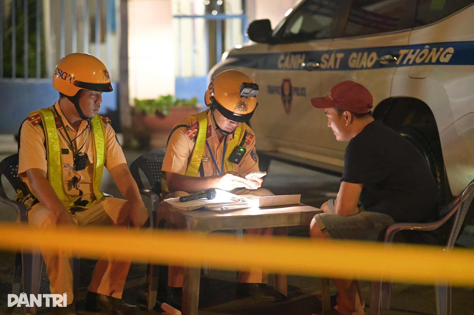 CSGT xuyên đêm xử phạt tài xế ô tô chạy quá tốc độ ở TPHCM - 3 CSGT xuyên đêm xử phạt tài xế ô tô chạy quá tốc độ ở TPHCM - 3