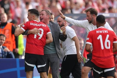 Ronald Koeman thất vọng, HLV tuyển Áo hưng phấn tột cùng