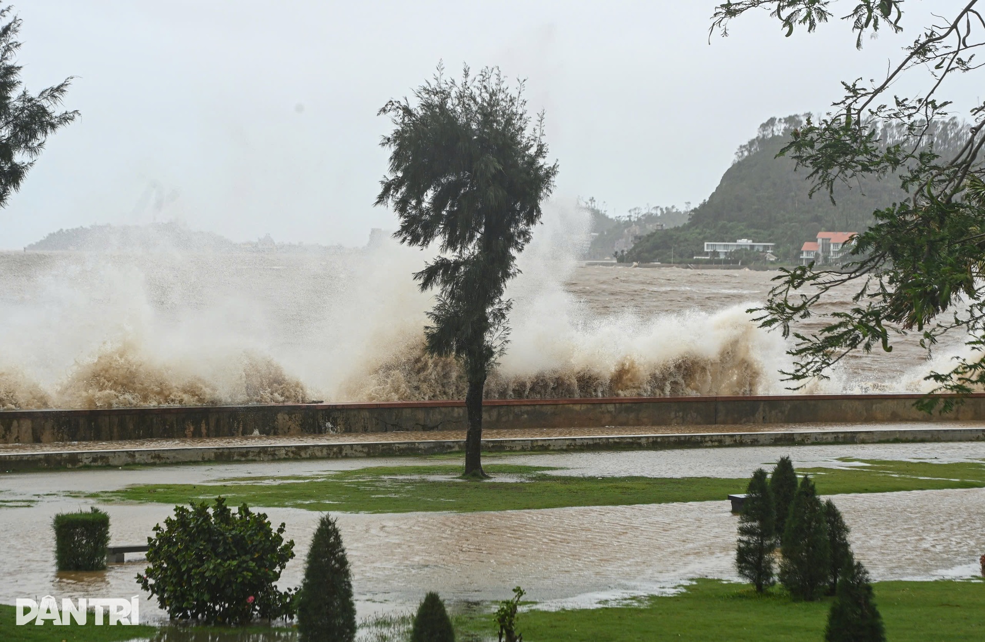 Sóng biển Đồ Sơn cao 8m, xe cảnh sát hú còi nhắc dân về nơi an toàn - 2