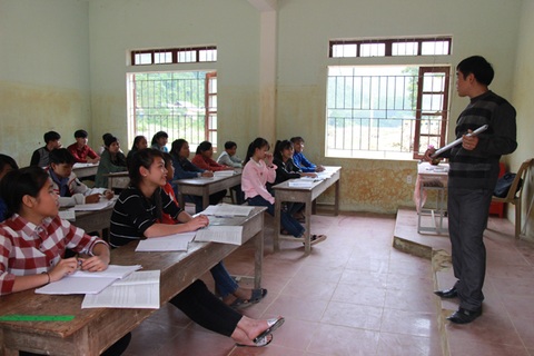 Thầy trò trường lũ quét chạy đua để kịp chương trình học