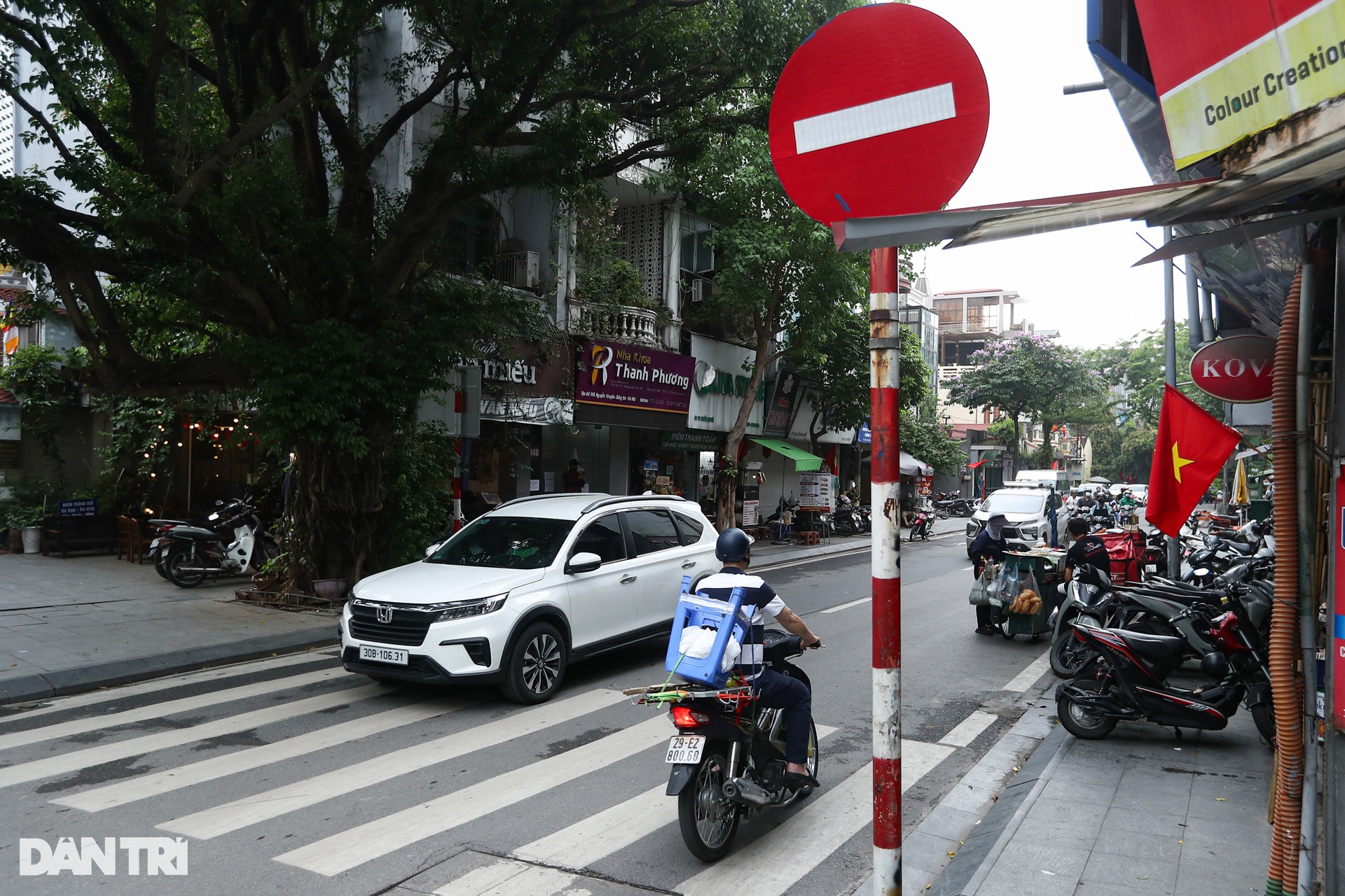 Hình ảnh xe máy đi ngược chiều tràn lan trên đường phố Hà Nội - 7