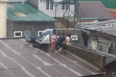 Thưởng nóng hai “người hùng” cứu 3 mẹ con trong dòng lũ