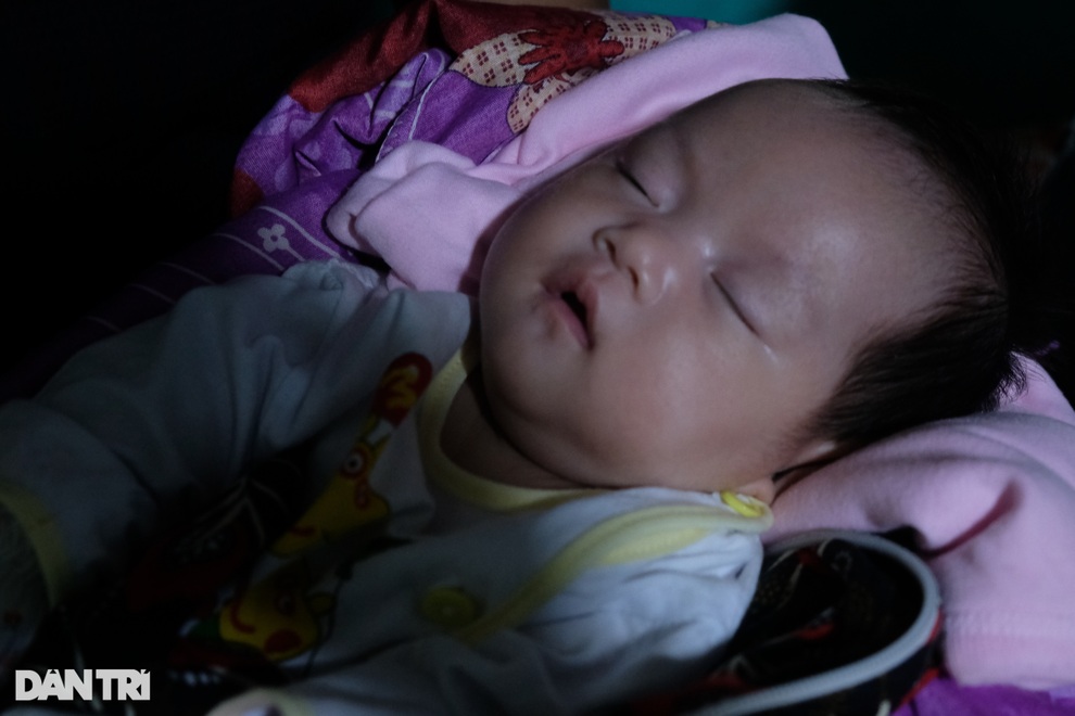 Đau nhói lòng cảnh người đàn ông, tay ôm tro cốt vợ, tay bồng con thơ - 3