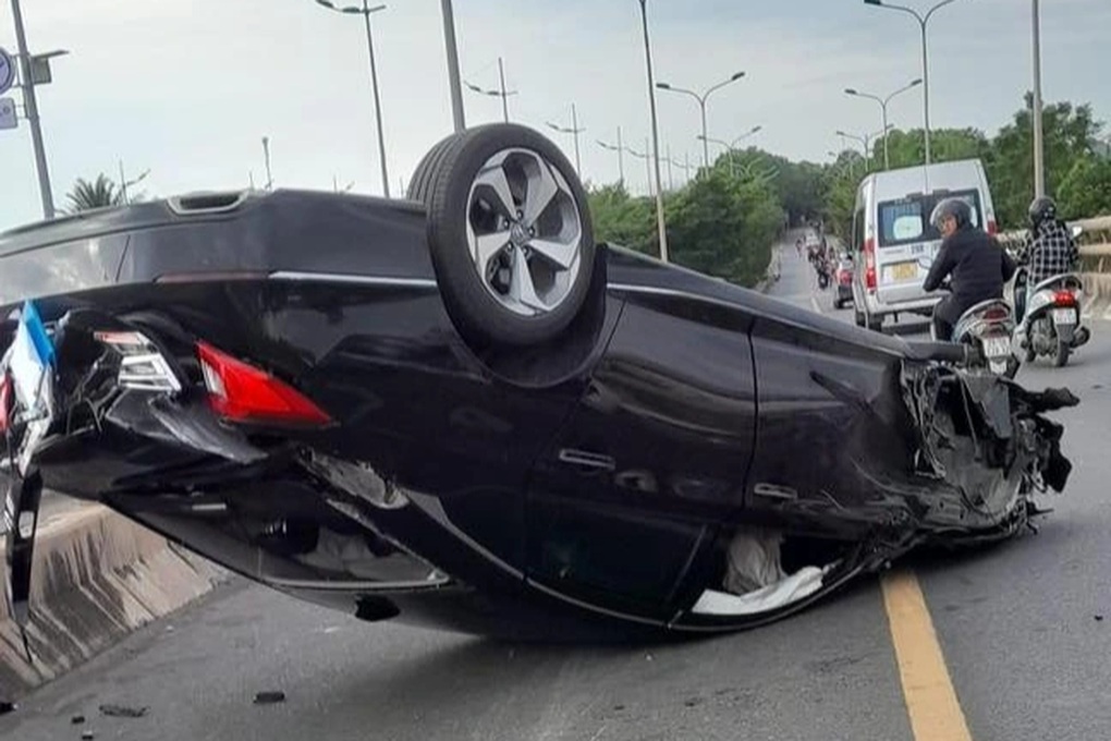 Hai ô tô va chạm mạnh, một xe phơi bụng trên đường Hà Nội - 1 Hai ô tô va chạm mạnh, một xe phơi bụng trên đường Hà Nội - 1