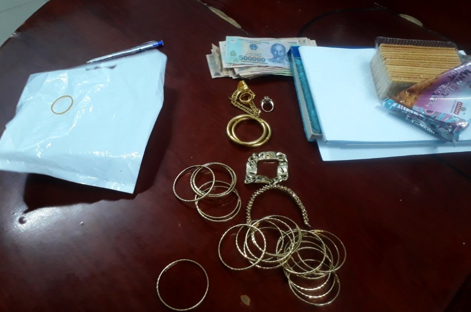 Đôi vợ chồng gom rác trả lại 6 lượng vàng giữa lúc giá vàng cao đỉnh điểm - 1 Đôi vợ chồng gom rác trả lại 6 lượng vàng giữa lúc giá vàng cao đỉnh điểm - 1