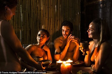 Du khách hào hứng trút bỏ trang phục khi vào nhà hàng khỏa thân