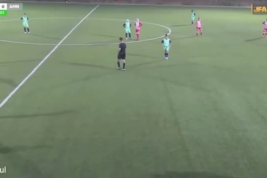 Cảm động khi nhóm cầu thủ đối phương cùng… “quây” một nữ cầu thủ