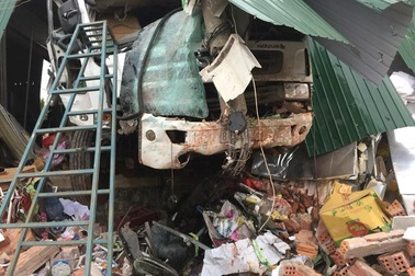 Xe bồn chở xăng đâm xuyên nhà dân