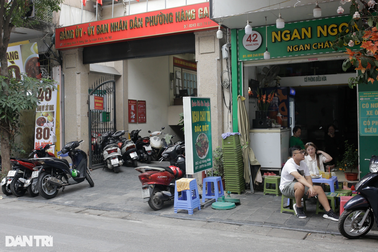 Bán hàng lấn chiếm vỉa hè, lòng đường bị phạt thế nào? Ai xử phạt?